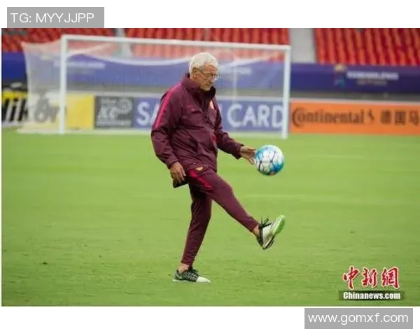 从上帝视角看足球明星的辉煌与挑战人生的精彩瞬间