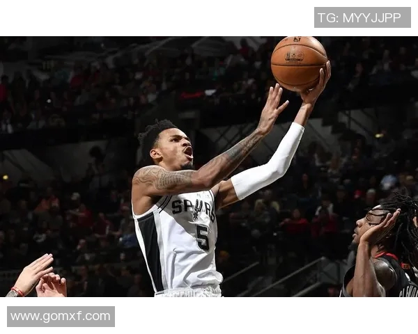 德章泰穆雷带领球队奋勇争先展现出色篮球才华与领导力